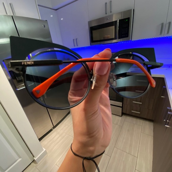 FENDI SUNGLASSES - Picture 2 of 4